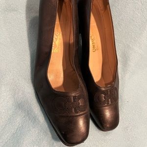 REDUCED SHIPPING! FERRAGAMO CLASSIC HEELS ~ ITALIAN LEATHER